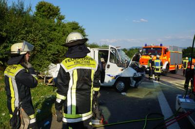 Kirchheim: Wohnmobil ueberschlaegt sich nach Reifenplatzer - 2 Verletzte